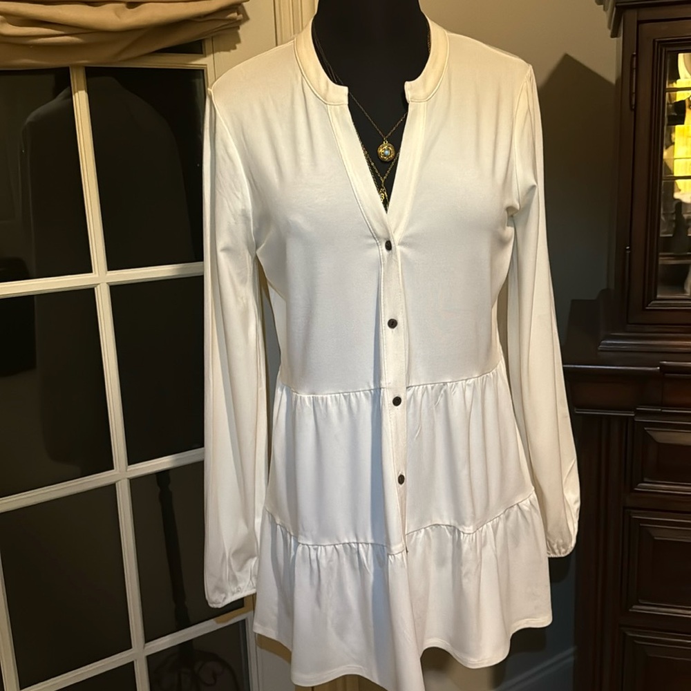 NWT Wonderly cream / off-white ruffle tier top w/bronze buttons - Size Large